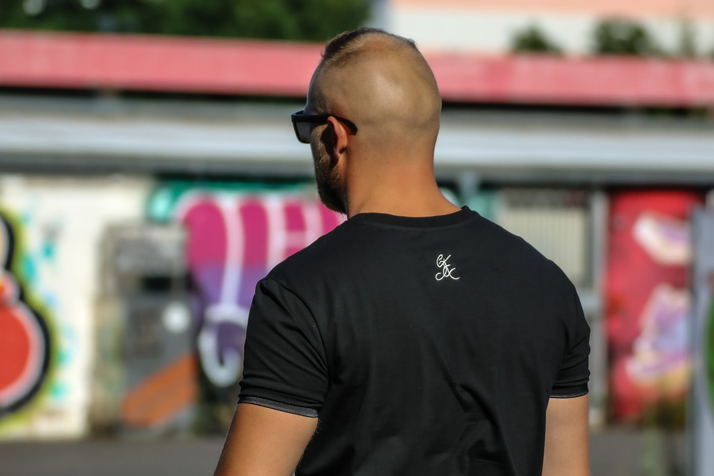 LVy T-Shirt mit Satinstreifen (Schwarz)