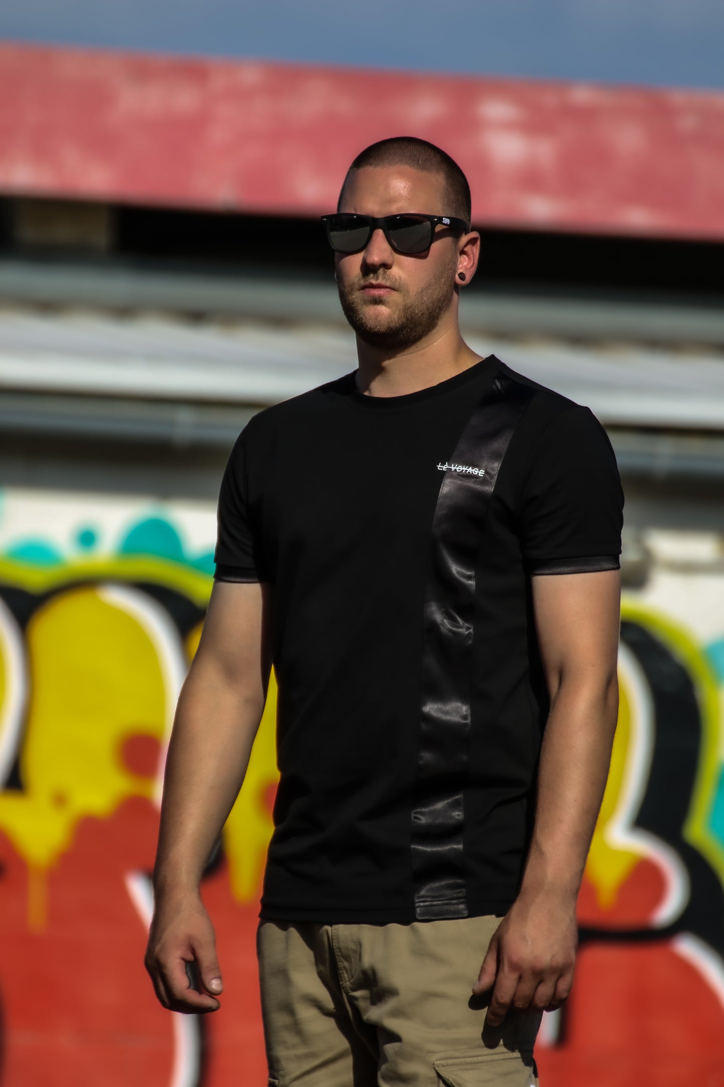 LVy T-Shirt mit Satinstreifen (Schwarz)