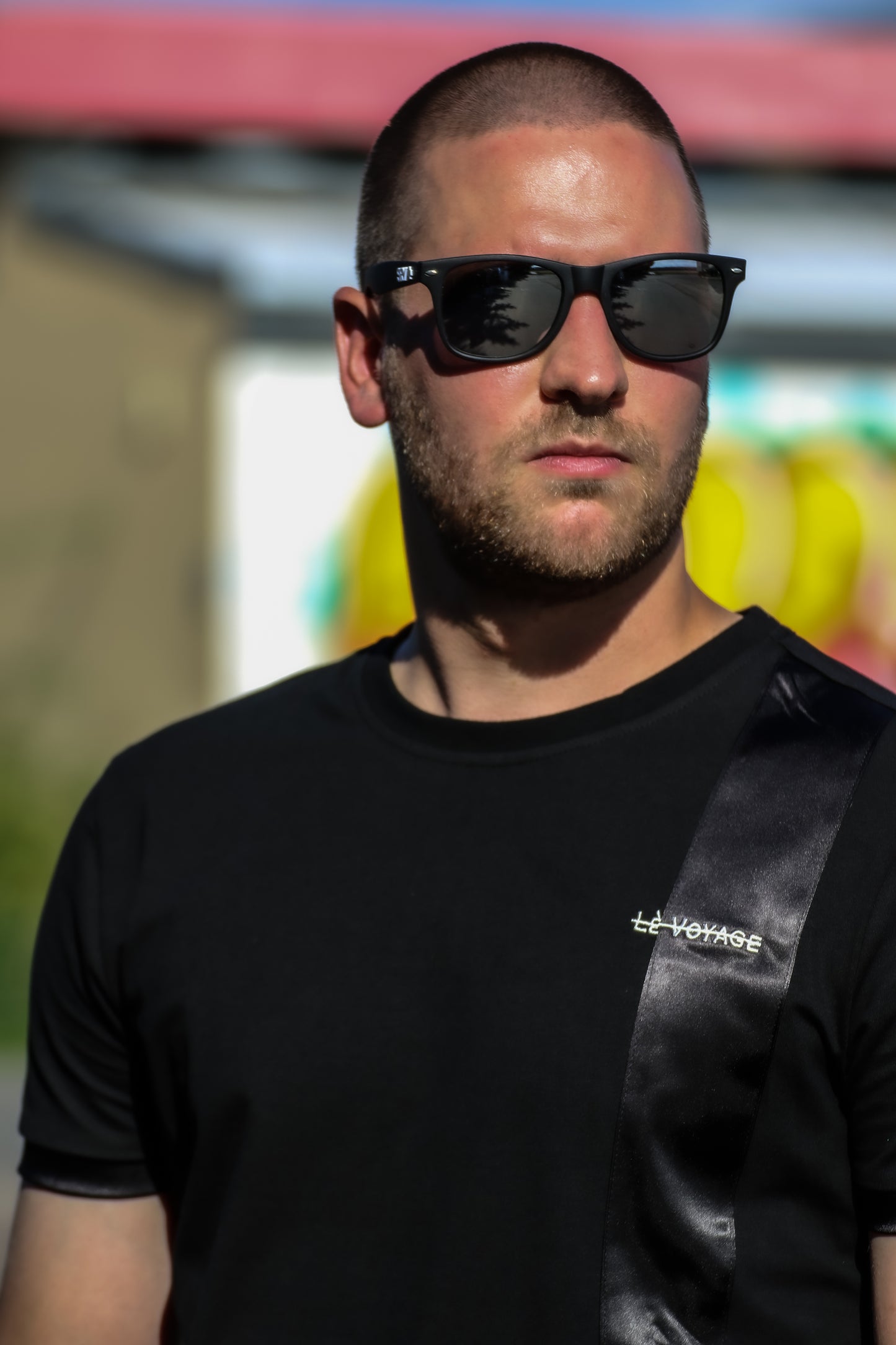 LVy T-Shirt mit Satinstreifen (Schwarz)